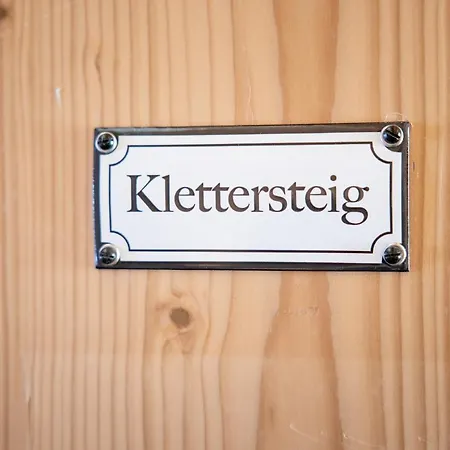 Taelli Huette Zajazd *